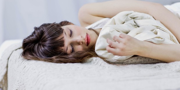 Hiện tượng giật mình khi ngủ xuất phát từ đâu mà rất nhiều người trẻ hiện nay thường mắc phải? - Ảnh 1.