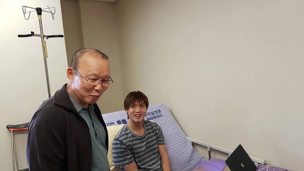 HLV Park Hang Seo tới thăm Tuấn Anh sau ca phẫu thuật ở Hàn Quốc - Ảnh 1.