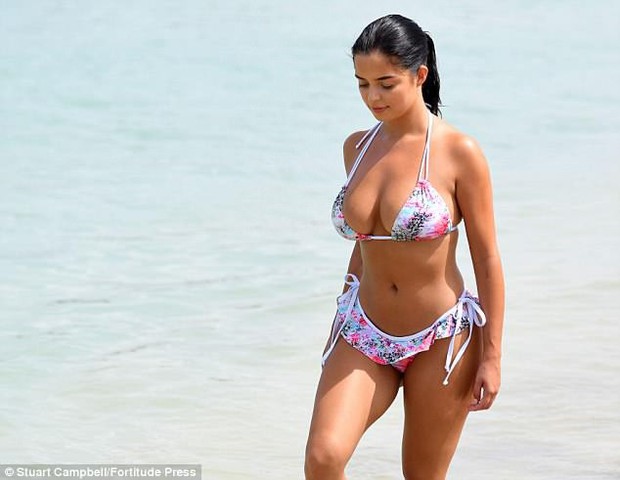 English rose Demi Rose shows off her incredibly hot body, surpassing both Kylie and Kim - Photo 6.