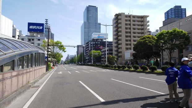 Biển người Nhật Bản đổ ra đường đón hoàng tử sân băng Yuzuru Hanyu trở về quê, đông không kém fan đón idol Kpop! - Ảnh 16.