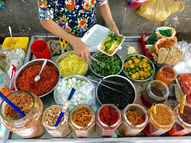 Thiên đường ăn vặt Xóm Chiếu "quật ngã" team giảm cân trong một nốt nhạc (bánh tráng trộn) Thiên đường ăn vặt Xóm Chiếu "quật ngã" team giảm cân trong một nốt nhạc (bánh tráng trộn)
