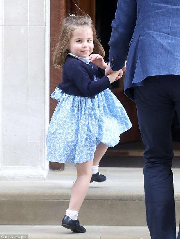 Được công chúa Charlotte mặc đi gặp tiểu hoàng tử, chiếc váy hoa nhí này đã bán hết sạch chỉ trong “một nốt nhạc” - Ảnh 3.