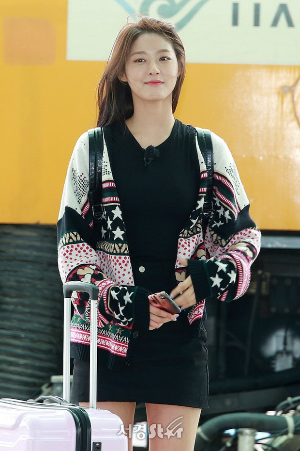 Báu vật quốc dân Seolhyun đẹp như đóng quảng cáo, tài tử Park Hae Jin bị chê vì cưa sừng làm nghé tại sân bay - Ảnh 6.