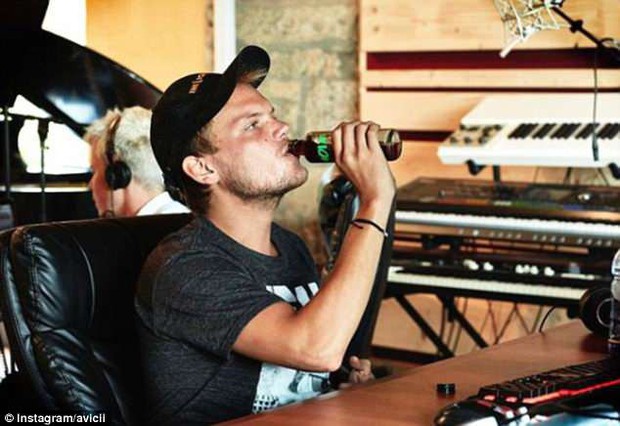 Lộ clip Avicii kiệt quệ đến mức lờ đờ không mở mắt nổi trước khi qua đời - Ảnh 5.