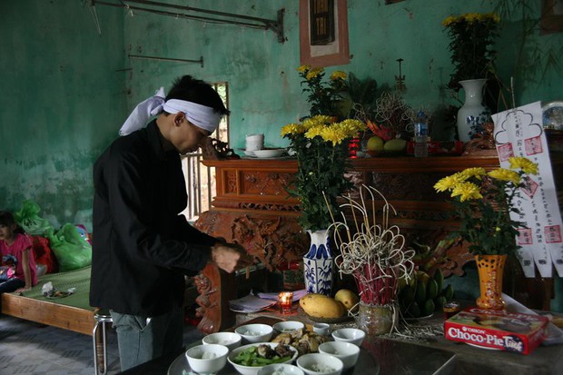 Nỗi đau tột cùng của người chồng mất vợ vì bị sét đánh, bất lực nhìn con trai 45 ngày tuổi khát sữa mẹ - Ảnh 1.