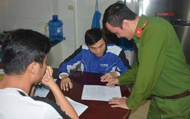 Thu giữ nhiều chai “nước thánh” cùng nhiều tài liệu truyền đạo tại tụ điểm Hội thánh Đức Chúa Trời Mẹ ở Thanh Hóa - Ảnh 1.