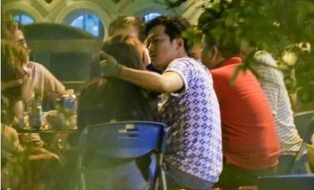Vô tư ôm hôn thắm thiết chốn đông người, các cặp đôi sao Việt này từng khiến nhiều fan phải đỏ mặt - Ảnh 4.