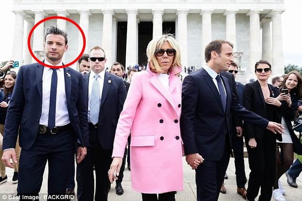 Dù nắm tay lãng mạn, nhưng vợ chồng Tổng thống Pháp vẫn bị lu mờ bởi người đàn ông này - Ảnh 2.