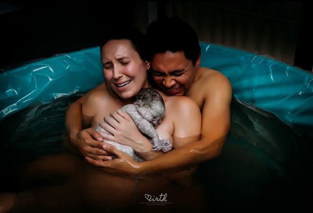 The "intense" but beautiful birth photos show that women are truly great mother bears - Photo 12.
