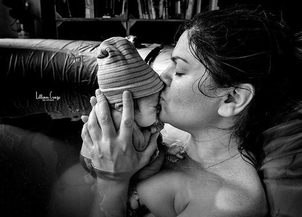 "Fierce" yet beautiful birth photos show that women are truly great mother bears - Photo 7.