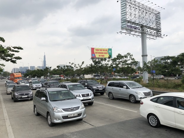 Hàng nghìn ô tô chôn chân từ sáng đến trưa trên cao tốc TP. HCM – Long Thành sau 2 vụ tai nạn liên tiếp - Ảnh 6.