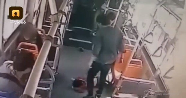 Vì bị đá nhẹ vào tay, nam thanh niên đánh đập cậu bé 6 tuổi dã man ngay trên xe bus - Ảnh 2.