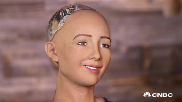 Robot Sophia accepted Will Smith as her brother, refused to kiss her but still winked and flirted - Photo 1.