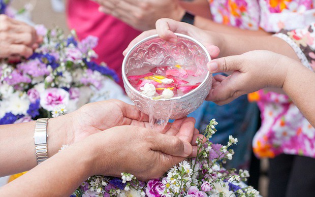 Lễ hội té nước Songkran: Đừng giữ mình khô ráo nếu muốn hưởng hạnh phúc! - Ảnh 7.