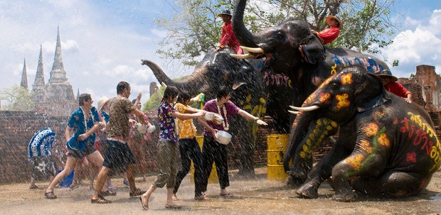 Lễ hội té nước Songkran: Đừng giữ mình khô ráo nếu muốn hưởng hạnh phúc! - Ảnh 14.