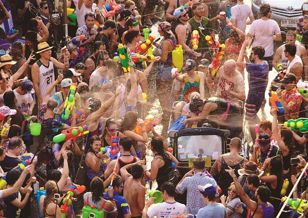 Lễ hội té nước Songkran: Đừng giữ mình khô ráo nếu muốn hưởng hạnh phúc! - Ảnh 11.