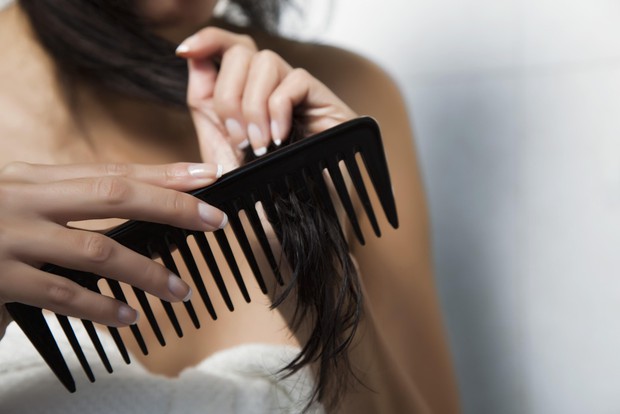 5 sai lầm thường gặp khi gội đầu chỉ khiến mái tóc nhanh hư tổn - Ảnh 1.