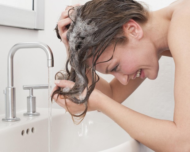 5 sai lầm thường gặp khi gội đầu chỉ khiến mái tóc nhanh hư tổn - Ảnh 2.