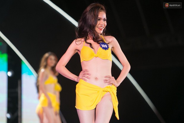 Clip: Thí sinh Hoa hậu Biển vấp váy, té ngã trên sân khấu được gọi tên vào Top 40 trong đêm Bán kết - Ảnh 15.