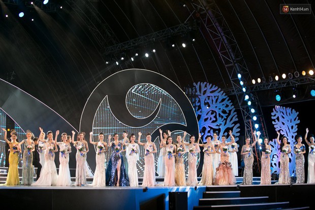 Clip: Thí sinh Hoa hậu Biển vấp váy, té ngã trên sân khấu được gọi tên vào Top 40 trong đêm Bán kết - Ảnh 12.