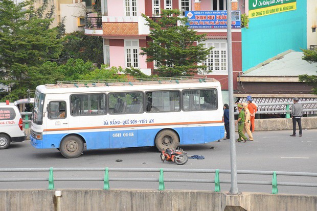 Đà Nẵng: Xe khách va chạm với xe máy, người đàn ông chết thảm trên cầu vượt 3 tầng - Ảnh 1.