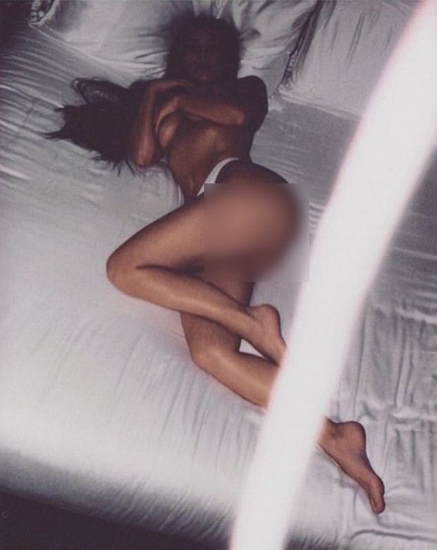 Kim Kardashian khiến cả mạng xã hội nóng rực vì ảnh bán nude quá táo bạo - Ảnh 1.