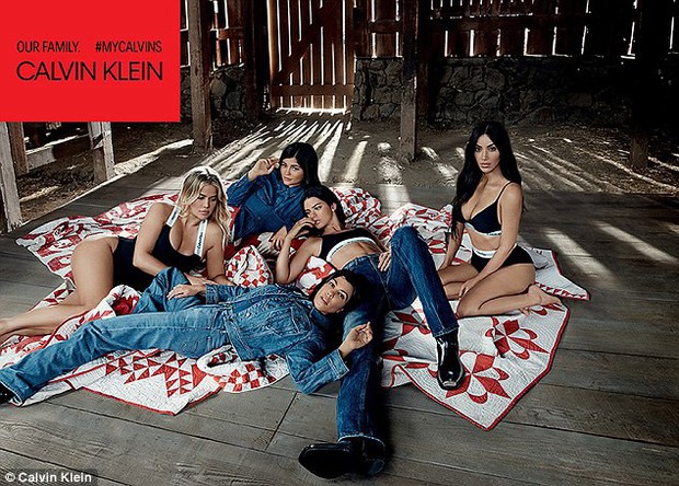 5 chị em Kardashian cùng chụp ảnh nội y, Kylie Jenner là người có biểu hiện lạ gây chú ý nhất - Ảnh 3.