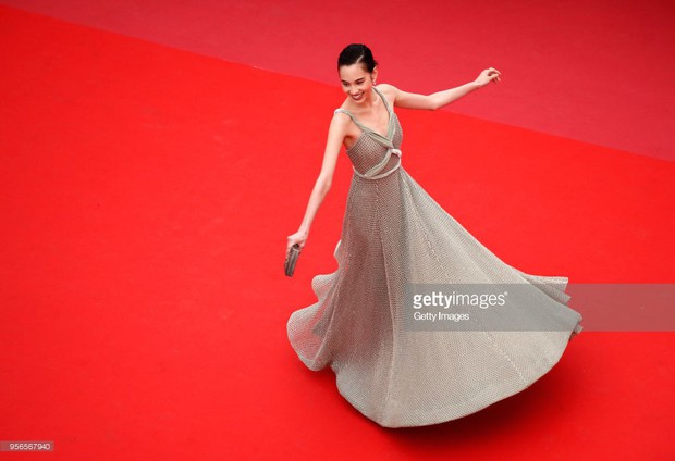 Toàn cảnh 9 phút đồng hồ bám rịt thảm đỏ Cannes của tình cũ G-Dragon Kiko Mizuhara gây tranh cãi - Ảnh 4.