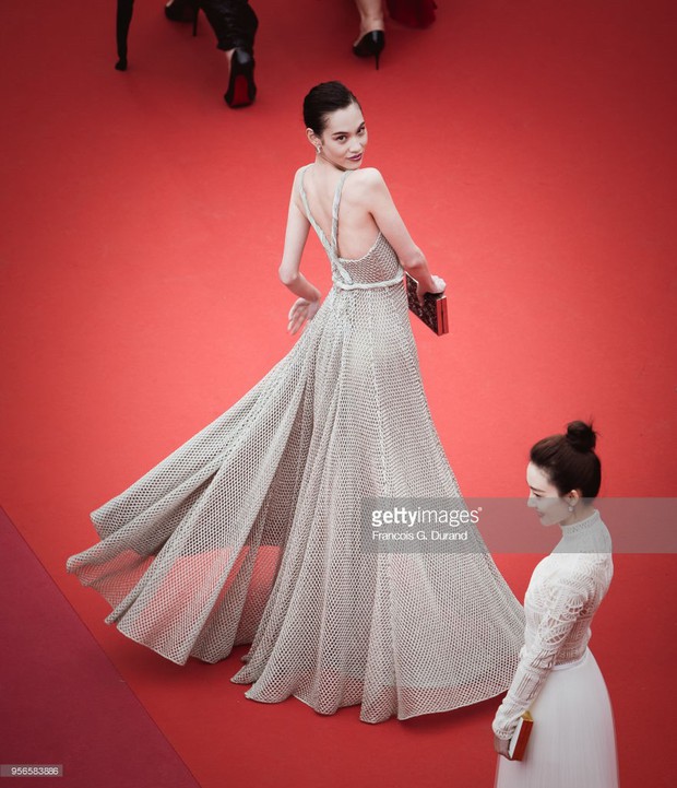 Toàn cảnh 9 phút đồng hồ bám rịt thảm đỏ Cannes của tình cũ G-Dragon Kiko Mizuhara gây tranh cãi - Ảnh 2.