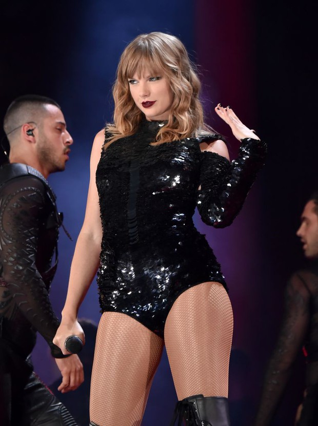 Thời trang tour diễn Reputation: Taylor Swift thay đồ 9 lần, dù béo lên nhưng diện bộ nào cũng sexy và quyền lực - Ảnh 6.