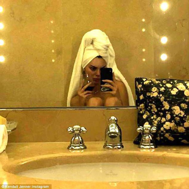 Vừa đến Cannes, Kendall Jenner đã tung ngay ảnh khỏa thân trong nhà tắm - Ảnh 2.