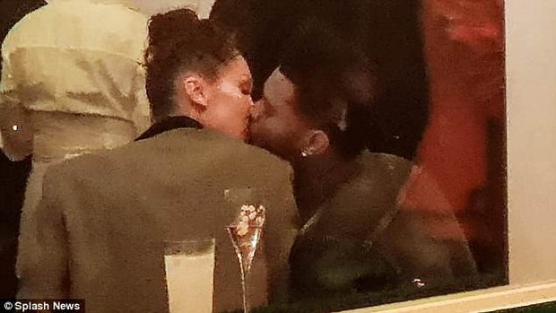 LHP Cannes: Bella Hadid khoe dáng đẹp như búp bê và xác nhận tái hợp The Weeknd bằng nụ hôn môi - Ảnh 8.