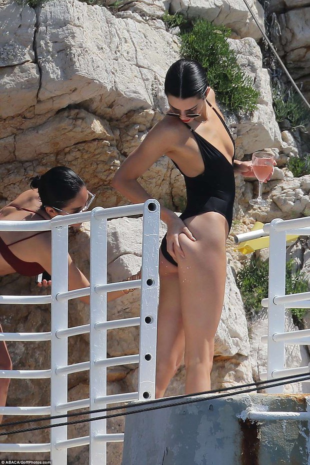 Diện áo tắm khoét hông cao táo bạo, Kendall Jenner khoe body cực gợi cảm tại Cannes - Ảnh 10.