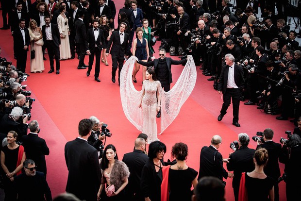 Mới ở Cannes 3 ngày, Phạm Băng Băng Thái Lan Chompoo Araya đã có loạt khoảnh khắc đẹp ấn tượng khó quên - Ảnh 2.