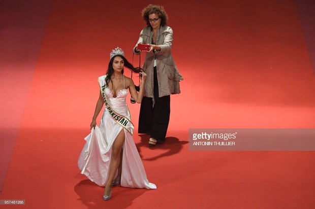 Thêm trò lố tại LHP Cannes: Hoa hậu Pakistan khoe ngực, đeo dải băng và đội vương miện vì sợ không ai nhận ra - Ảnh 3.