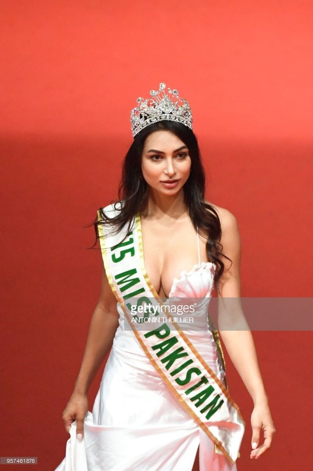 Thêm trò lố tại LHP Cannes: Hoa hậu Pakistan khoe ngực, đeo dải băng và đội vương miện vì sợ không ai nhận ra - Ảnh 1.