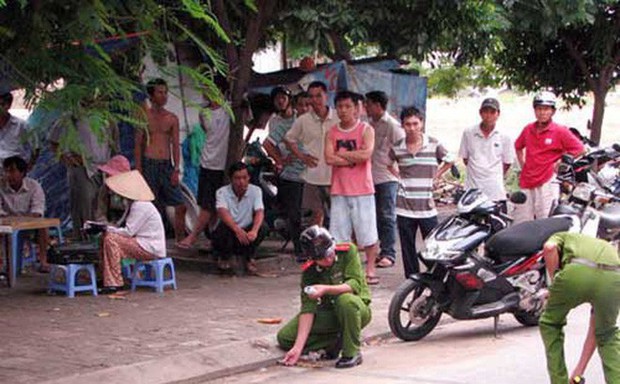 Hai thanh niên chặn xe đánh người phụ nữ, cướp tài sản giữa ban ngày ở Sài Gòn - Ảnh 1.