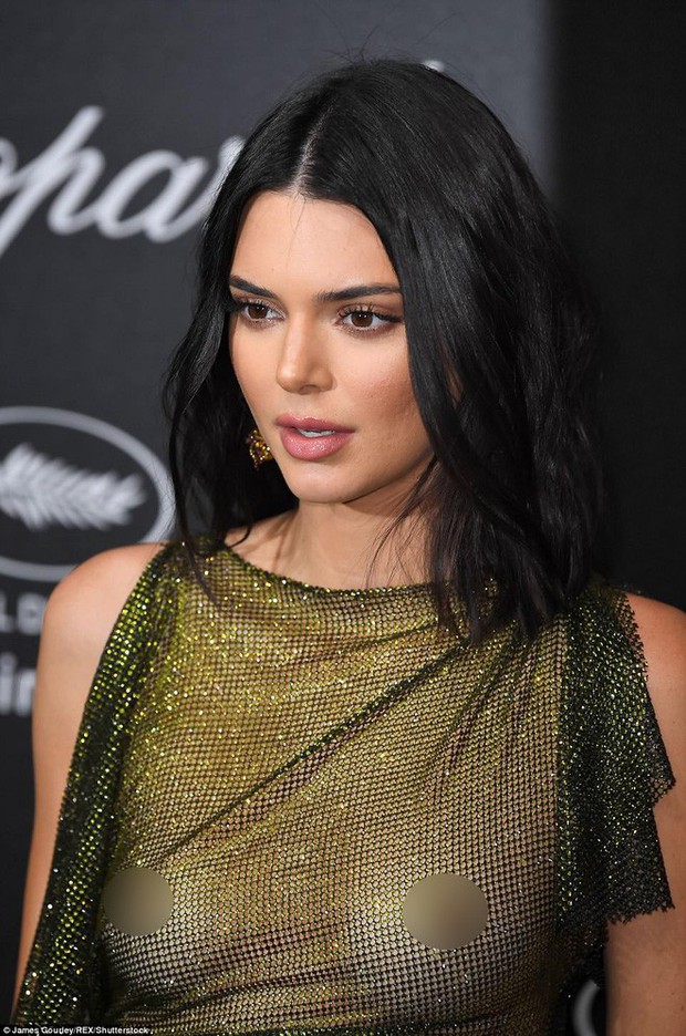 Hai lần xuất hiện tại Cannes 2018, Kendall Jenner đều mặc mà như không nhưng khuôn mặt đơ cứng của cô mới khiến công chúng chú ý nhất  - Ảnh 8.