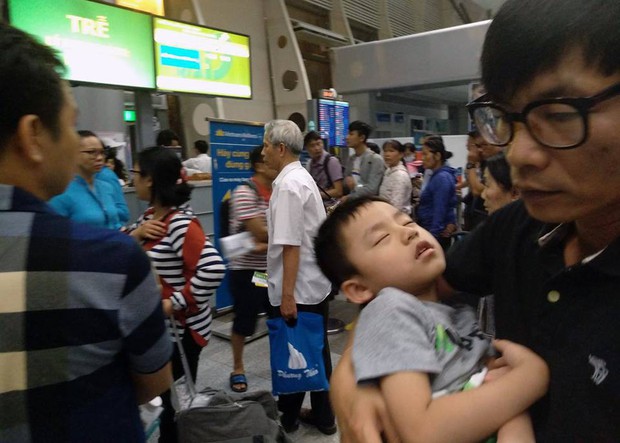 Máy bay Vietnam Airlines gặp sự cố, hàng trăm hành khách phải ngủ lại qua đêm tại sân bay Đà Nẵng - Ảnh 1.