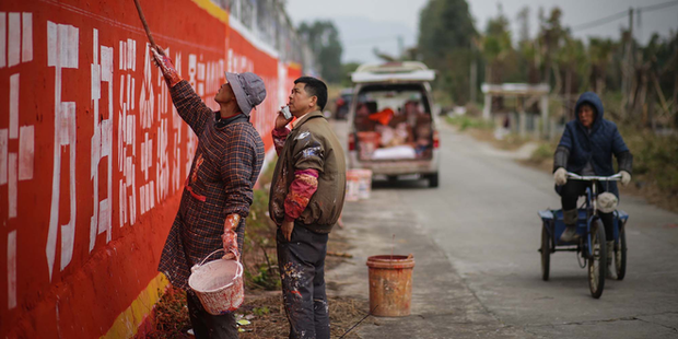 Khởi nghiệp bằng xe đạp, chổi quét sơn, người đàn ông này đã giúp vùng quê Trung Quốc giàu lên nhờ vẽ quảng cáo tường - Ảnh 1.