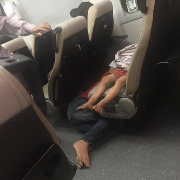 Hình ảnh đẹp: Bố nằm sàn cho con ngủ ngon trên 2 băng ghế tàu hỏa khiến cư dân mạng bồi hồi xúc động - Ảnh 1.