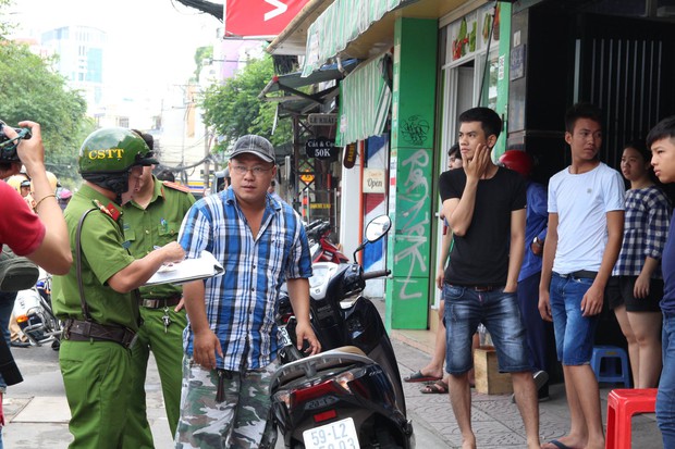 Lực lượng chức năng tiếp tục ra quân giải cứu vỉa hè ở trung tâm Sài Gòn - Ảnh 2.