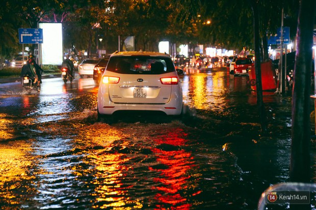 Khu vực sân bay Tân Sơn Nhất ngập nặng sau mưa lớn, hành khách vượt sông ra phi trường - Ảnh 4.