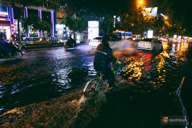 Khu vực sân bay Tân Sơn Nhất ngập nặng sau mưa lớn, hành khách vượt sông ra phi trường - Ảnh 7.