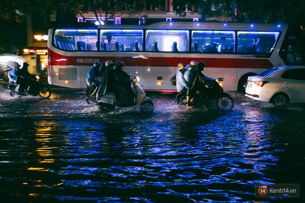 Khu vực sân bay Tân Sơn Nhất ngập nặng sau mưa lớn, hành khách vượt sông ra phi trường - Ảnh 9.