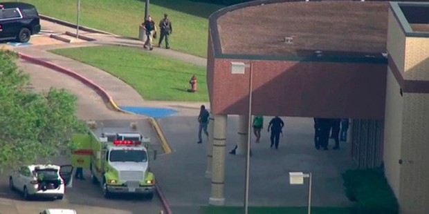 Mỹ: Học sinh trung học xả súng trong trường, ít nhất 8 người chết - Ảnh 1.