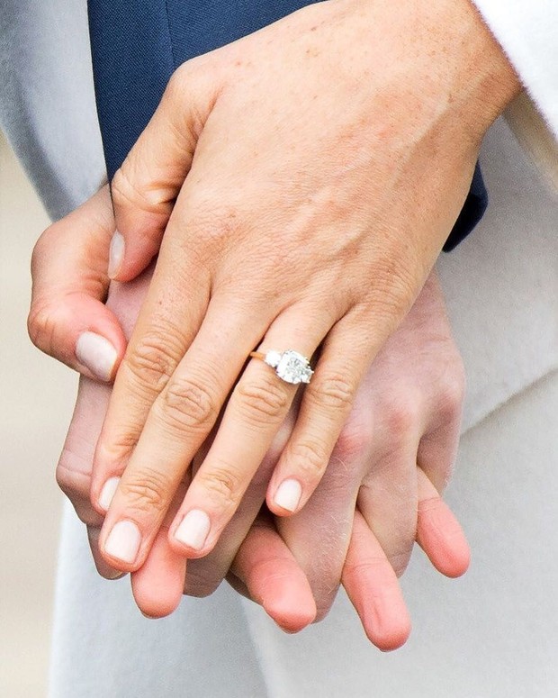7 con số ấn tượng về đám cưới Hoàng gia Anh: Từ 3 viên kim cương trên nhẫn đính hôn cho tới chiếc váy cưới tiền tỷ - Ảnh 1.