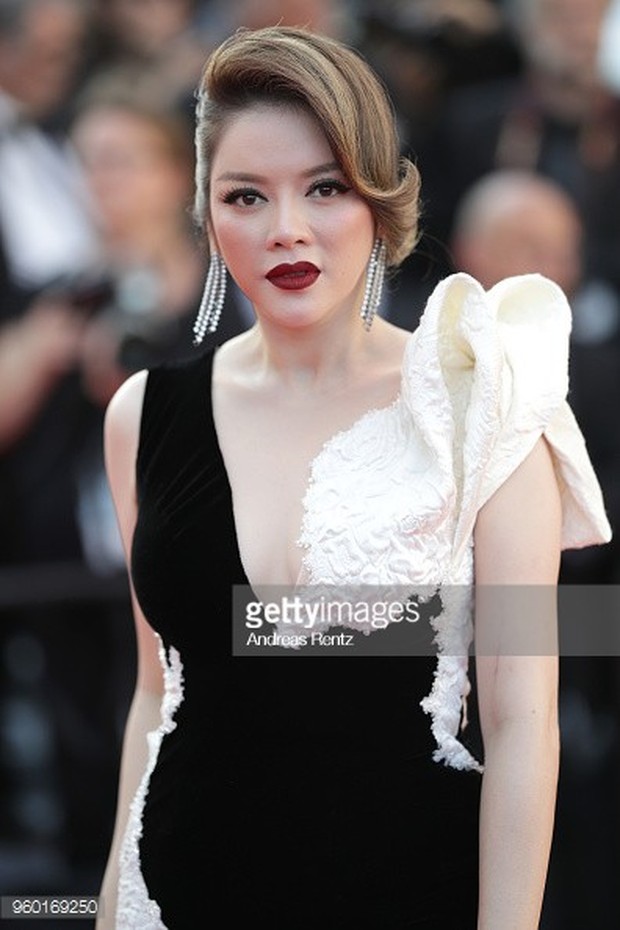 Lý Nhã Kỳ diện váy đen trắng đối lập, mang sự tự do và huyền bí lên thảm đỏ Cannes ngày cuối - Ảnh 8.