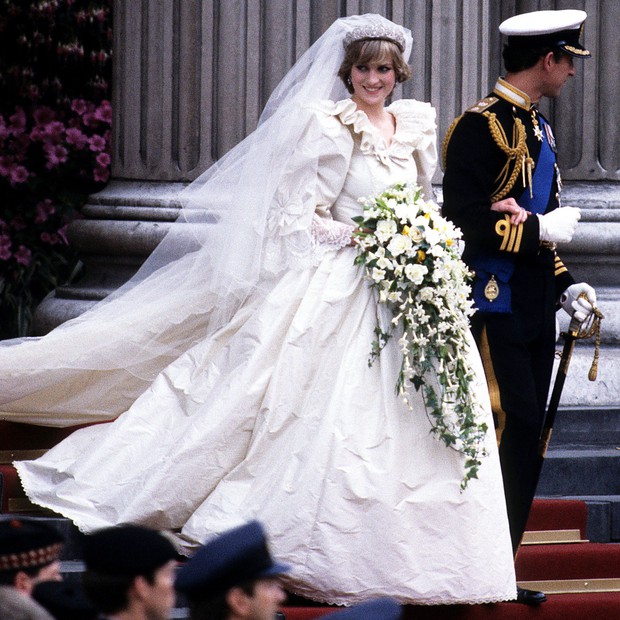 3 chiếc váy cưới nổi tiếng của Công nương Diana và hai cô con dâu xinh đẹp