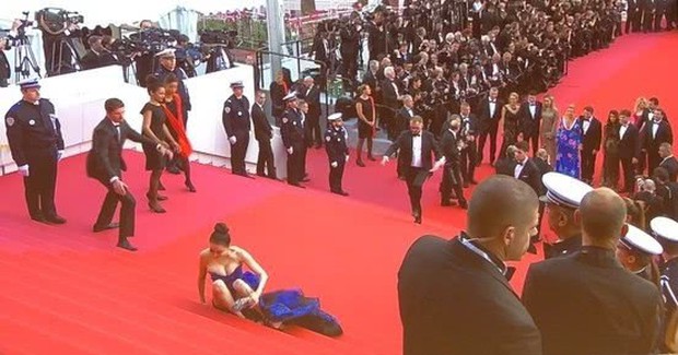 Hoa hậu Trung Quốc cố tình ngã trào ngực tại Cannes được chào đón không kém gì Phạm Băng Băng - Ảnh 2.